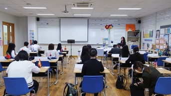 American International School은 11학년 학생들의 최종 성적을 공개하기로 약속했습니다.