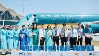 Vietnam Airlines trao quà cho hành khách thứ 9 triệu đến Khánh Hòa