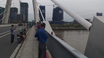 Cần gắn biển "cấm dừng đỗ, tụ tập" trên Cầu Ba Son