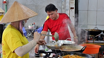 ភោជនីយដ្ឋាន​ប្លែក​មួយ​ក្នុង​ទីក្រុង​ហូជីមិញ ម្ចាស់​ចម្អិន​ម្ហូប​៣០​មុខ​ក្នុង​មួយ​ថ្ងៃ​ដោយ​មិន​មាន​ឆ្នាំង