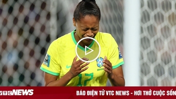 Tiền đạo Brazil bật khóc khi lập hat-trick đầu tiên của giải
