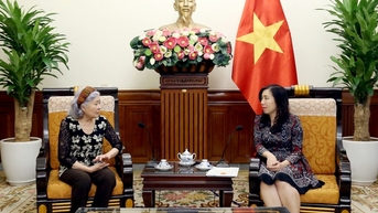Thứ trưởng Lê Thị Thu Hằng tiếp bà Trần Tố Nga