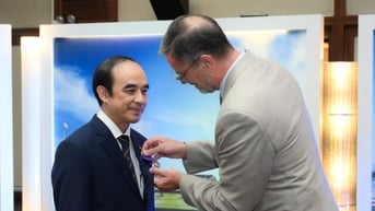 Hiệu trưởng Trường ĐH Y Hà Nội nhận huân chương Cành cọ hàn lâm của Pháp