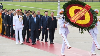 Đại biểu Quốc hội vào Lăng viếng Chủ tịch Hồ Chí Minh trước phiên khai mạc