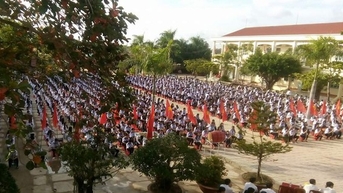 ការណែនាំអំពីអាជីពក្នុងថ្នាក់គោរពទង់ជាតិ នាយកសាលាទទួលបានប្រាក់ឧបត្ថម្ភបង្រៀនចំនួន ៩០លានដុង