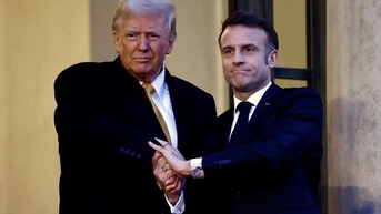 'Cuộc so kè' bắt tay của ông Trump và ông Macron