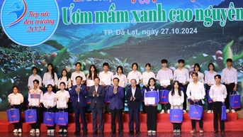 90 tân sinh viên khó khăn tại Tây Nguyên được trao học bổng "tiếp sức đến trường"