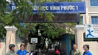 Hai cha con xông vào lớp lôi giáo viên ra sân trường đe dọa, xé áo làm nhục