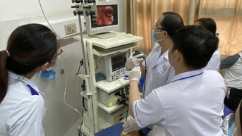 Hóc xương gà 2 năm trong phế quản mà không biết