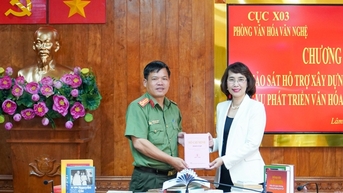 Hỗ trợ Công an tỉnh Lâm Đồng xây dựng tủ sách Hồ Chí Minh