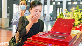 NSƯT Chiều Xuân bật khóc bên linh cữu NSND Bùi Đình Hạc