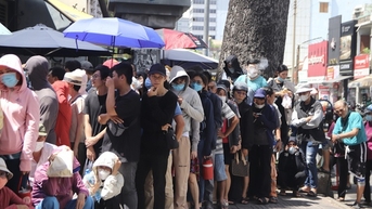 Người dân ùn ùn xếp hàng chờ mua vàng miếng SJC