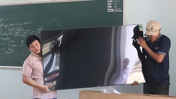 한 학교에서는 부당한 선거운동으로 인해 TV 7대를 철거하고 학부모에게 돌려주었습니다.