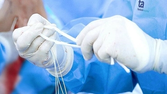 Thay dây chằng nhân tạo cho chàng trai bị chấn thương do đá bóng