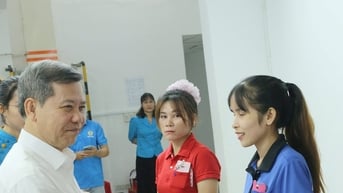 Chánh án Tòa án Nhân dân Tối cao Lê Minh Trí thăm, tặng quà Tết người lao động tại tỉnh Bình Phước