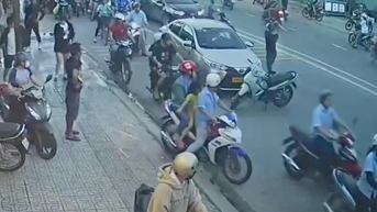 Người đàn ông đi xe máy chặn đầu ô tô, đập phá giữa đường ở Bình Dương
