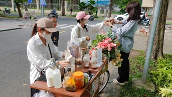 Bỏ vị trí quản lý, cô gái làm xe hoa cà phê kiếm 2 triệu đồng/ngày