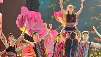 Người dân đổ về xem chương trình nghệ thuật bên hồ Xuân Hương