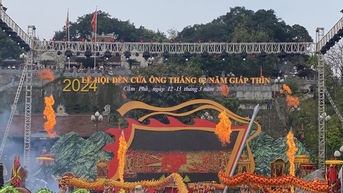 Khai hội đền Cửa Ông, độc đáo lễ rước trên bờ, dưới biển