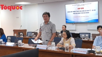 Việc sử dụng trang phục có huy hiệu nhạy cảm của ca sĩ Đàm Vĩnh Hưng