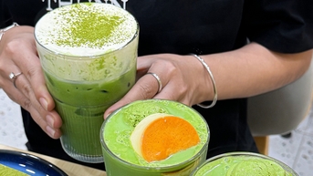 Trà sữa matcha, mì xào vị cay..., những món ăn thu hút thực khách trong lễ hội