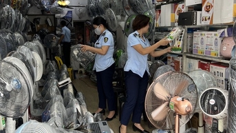 Xử nghiêm, 'bêu' tên cơ sở bán quạt tích điện, máy phát điện nâng giá trục lợi