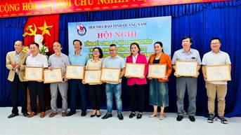 Hội Nhà báo tỉnh Quảng Nam khen thưởng 2 tập thể và 17 cá nhân có thành tích tiêu biểu năm 2023