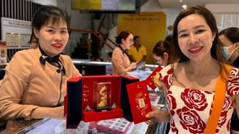Tượng rồng vàng 24K phiên bản giới hạn cháy hàng ngày vía Thần Tài