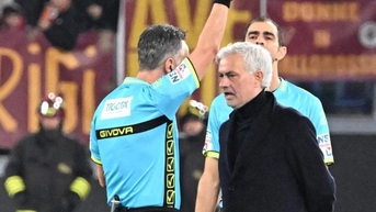 HLV Mourinho 'lập kỷ lục' nhận thẻ đỏ, bỏ họp báo sau trận hòa trước Atalanta