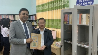 Tổng lãnh sự Ấn Độ tại TP.HCM tặng sách cho học sinh Phú Yên