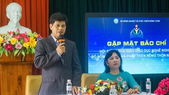សាស្ត្រាចារ្យមហាវិទ្យាល័យវិជ្ជាជីវៈចែករំលែកវិធីសាស្រ្តបង្រៀនថ្មី។