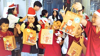 Mùa Giáng sinh ấm áp, trao yêu thương đến trẻ vùng cao