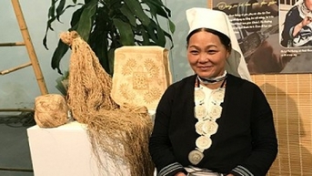 Nét đẹp của nghệ thuật vẽ sáp ong trên vải của chị em dân tộc Mông và Dao Tiền