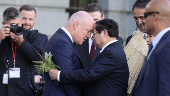 Thủ tướng New Zealand đón Thủ tướng Việt Nam theo nghi thức chạm mũi truyền thống