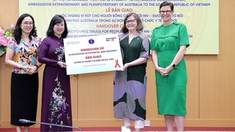 Việt Nam tiếp nhận hàng ngàn lọ thuốc ARV, đảm bảo thuốc cho người nhiễm HIV