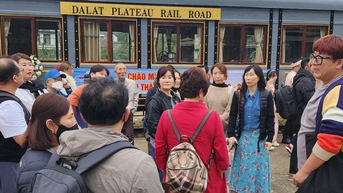 Kiểm tra hướng dẫn viên 'chui' Hàn Quốc thuyết minh sai lệch ở Đà Lạt
