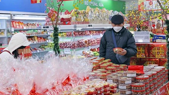 Thị trường bánh kẹo Tết: Đa dạng mẫu mã, lượng hàng tăng 10 - 15%