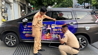Gỡ hết quảng cáo lô đề, cá độ bóng đá dán trên cột điện, taxi