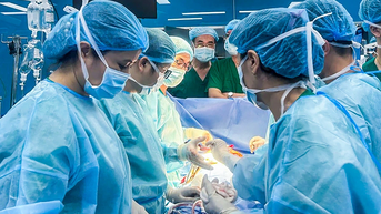 Bác sĩ Việt hồi sinh những lá phổi, phấn đấu trở thành trung tâm của vùng