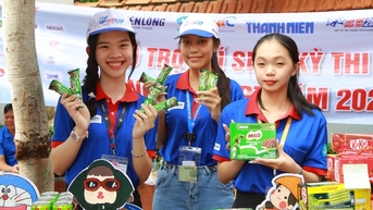 Trao tặng gần 200.000 phần quà cho hỗ trợ học sinh, sinh viên trên cả nước