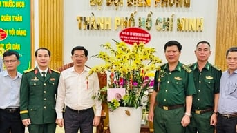 Lãnh đạo TP HCM thăm, chúc mừng các đơn vị quân đội