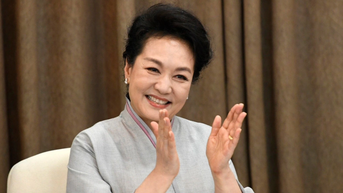 펭리위안 교수가 하노이 국립대학교 학생들과 교류하고 있다.