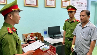 Bị kiểm tra nồng độ cồn, người đàn ông cầm đá ném vào lực lượng công an