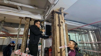 Cận cảnh hệ thống giàn giáo chống đỡ căn chung cư mini 8 tầng