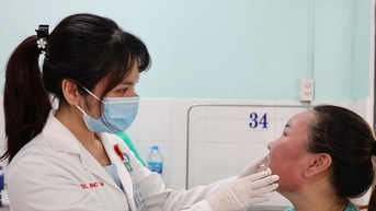Nhập viện sau khi peel da tại nhà