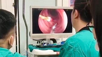 Bé 8 tuổi nuốt phải cây kim trong khi diệt tủy răng