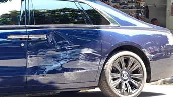 "Biệt thự di động" Rolls-Royce Ghost bị đâm móp cửa trên phố Hà Nội