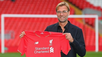 Cổ động viên Man Utd ăn mừng HLV Jurgen Klopp rời Liverpool