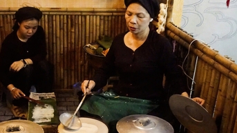 Món ngon Hà Nội trên phố đi bộ Nguyễn Huệ: Bánh cuốn chế biến tại chỗ, chả vịt Vân Đình cháy hàng