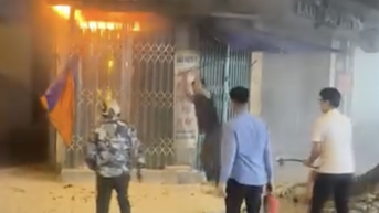 Nhân viên quán bia kể lúc đập khóa, dập tắt ngọn lửa trong căn nhà bốc cháy